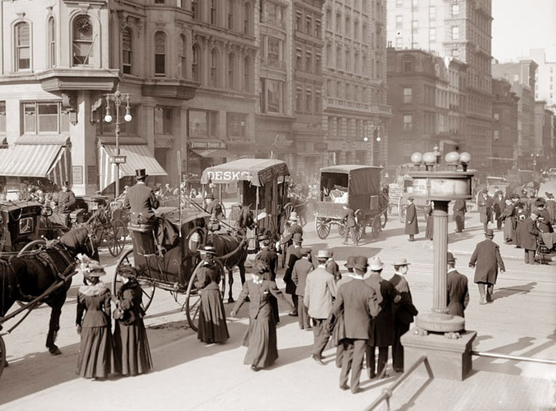 A picture from 1900 shows 5th Avenue bustling, without trees