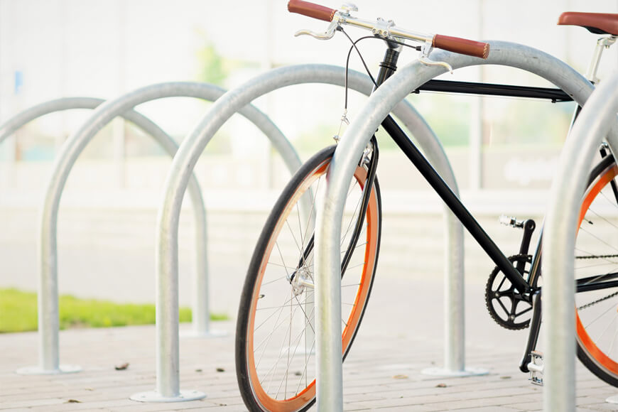 vélo garé sur un râtelier de vélos