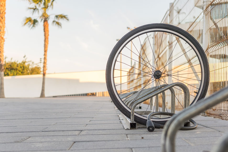 Rueda de bicicleta dejada atrás después de que la bicicleta es robada