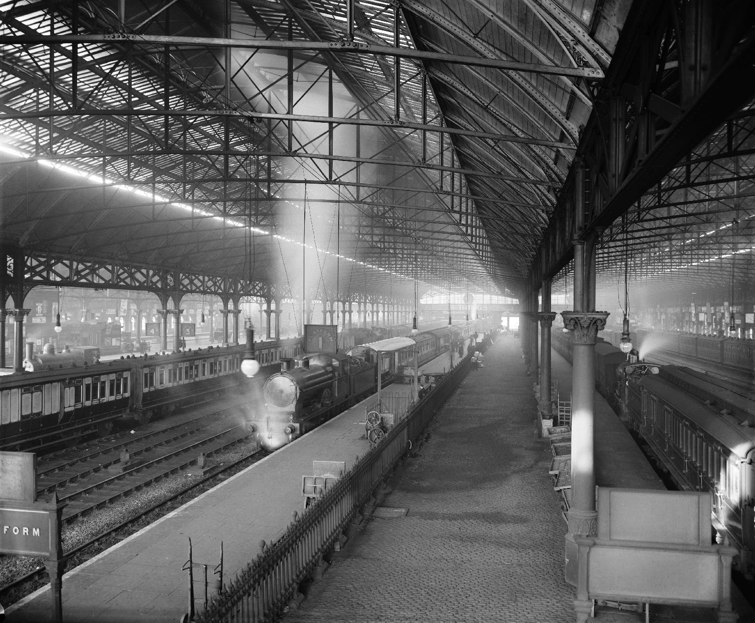 Trains waiting at Manchester London Road station, 1913. 